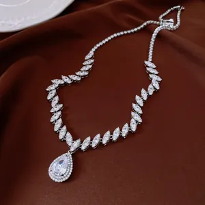 Vista detallada de un elegante collar de circonita plateada con un colgante de lágrima brillante.
