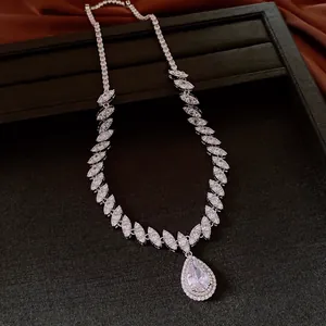 Elegante collar plateado estilo corte con un gran colgante de circón en forma de pera