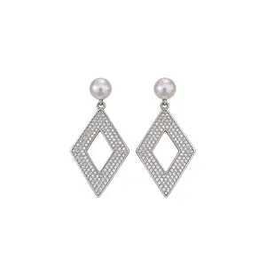 Elegantes pendientes de rombo hueco con circonitas brillantes y hermosas perlas