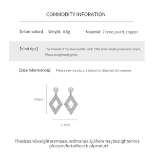 Especificaciones detalladas y dimensiones de los pendientes de rombo con circonita y perla