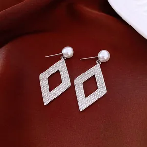 Elegantes pendientes de gota romboidales huecos con circonitas y perlas blancas