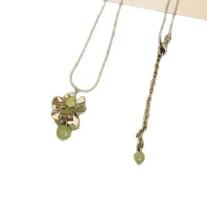 Élégant collier à chaîne dorée avec un pendentif chic en grappe de perles vertes femme