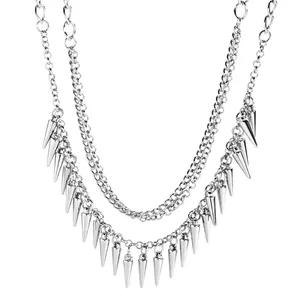 Detail van de punk dubbellaagse halsketting met zilveren kegelvormige spikes