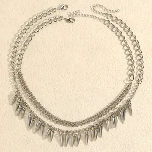 Gedetailleerd macro-overzicht van de punk dubbellaagse ketting met scherpe metalen spikes