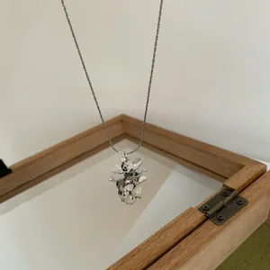 Détail d'un pendentif de collier en forme de grappe argentée avec jaspe dalmate et chaîne