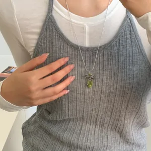 Élégant collier en argent avec un pendentif grappe de raisin et perles vertes sur modèle