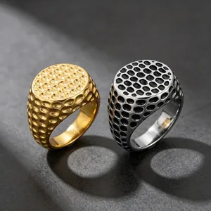 Detailopname van punk rvs ringen met meteoriet textuur en gehamerde afwerking