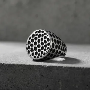 Detailopname van een punk stijl roestvrijstalen herenring met unieke meteoriet textuur.