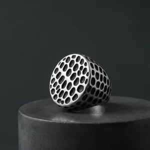 Gedetailleerde weergave van punk roestvrijstalen ring met meteoriettextuur