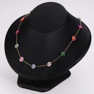 Détail d'un collier bohème fait main en acier inoxydable avec des fleurs de perles colorées