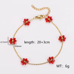 Vue détaillée d'un bracelet bohème fait main avec des fleurs en perles rouges