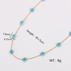 Vue détaillée d'un collier de fleurs en perles bleues avec longueur de 45+5cm