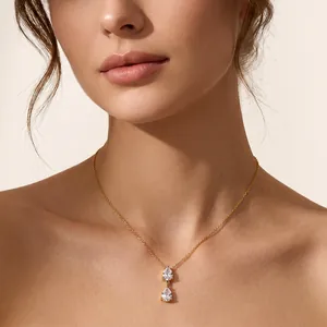 Élégant collier en acier inoxydable doré avec doubles pendentifs en zircone poire