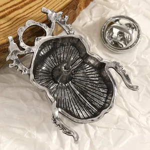 Vista posteriore dettagliata di una spilla a forma di scarabeo vintage in argento