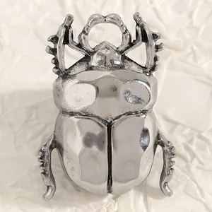 Dettaglio di una spilla a scarabeo in argento vintage con texture intricata