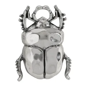 Dettaglio macro di una spilla a forma di scarabeo in argento antico con texture fini