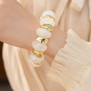 Detailopname van een elastische acryl armband met onregelmatige geometrische kralen