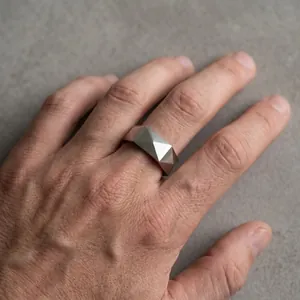 Minimalistischer facettierter geometrischer Ring aus Edelstahl für Herren und Damen