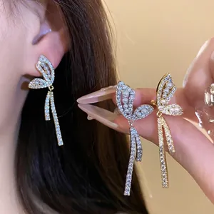 Eleganti Ear Cuff a Farfalla Placcati Oro per Donna Senza Foro Perle Artificiali Zirconia Orecchini a Nappina Gioielli di Moda Regalo