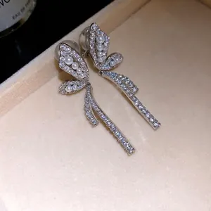 Eleganti clip per orecchie a farfalla in oro 18 carats con zirconi e perle