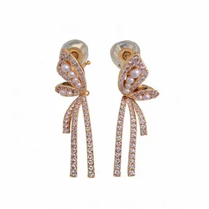 Orecchini a clip a forma di farfalla placcati oro 18K con perle bianche e nappe in zircone