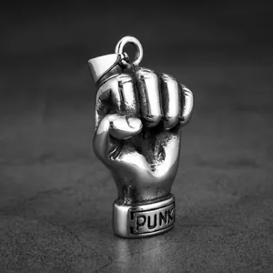 Dettaglio macro di un ciondolo a pugno in acciaio inossidabile 3D con incisione PUNK rock