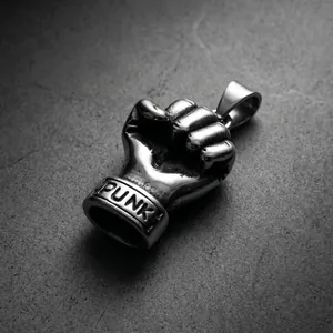Dettaglio di un ciondolo a pugno in acciaio inossidabile con incisione PUNK rock