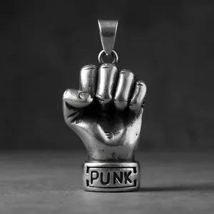 Dettaglio macro di un ciondolo punk a pugno in acciaio inossidabile vintage inciso