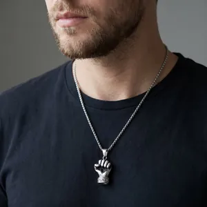 Dettaglio di una collana da uomo in acciaio inox con ciondolo a pugno 3D e scritta PUNK