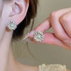 Elegantes pendientes de flor de circonita bañados en oro de 18k con diseño vintage