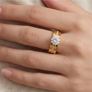 Gros plan d'une bague élégante en acier inoxydable doré avec pierre CZ