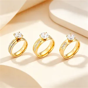 Trois bagues élégantes en acier doré avec des pierres en zircon à quatre griffes brillantes.