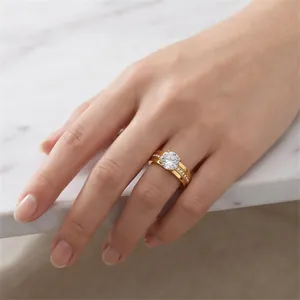 Gros plan d'une bague élégante en zircone à quatre griffes portée sur la main fine.