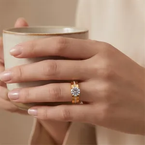 Vue détaillée d'une bague en acier inoxydable dorée avec un grand oxyde de zirconium.