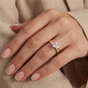 Détail d'une bague de luxe en acier inoxydable doré ornée d'un zircon à quatre griffes