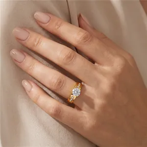 Gros plan sur une bague élégante en acier doré avec un zircon rond étincelant chic