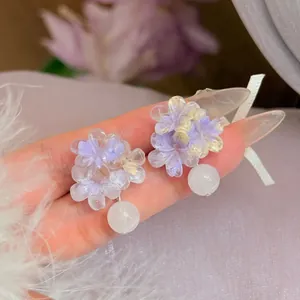 Elegante lavendelkleurige bloem oorbellen van hars met witte kraal aan S925 zilveren pinnen