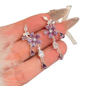 Elegante zilveren hangende oorbellen met paarse zirkoonbloemen en fonkelende druppels