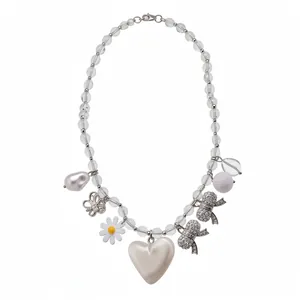 Collier perlé de style coréen avec perle en cœur et breloques de marguerite