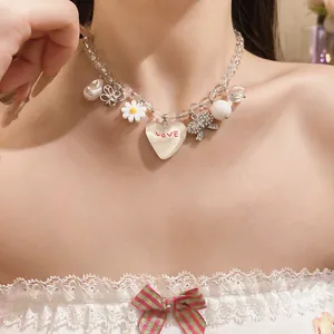Vue détaillée d'un collier de perles de style coréen avec des breloques cœur et fleurs