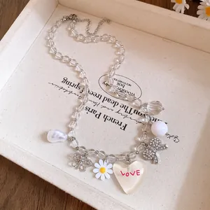 Vue détaillée du collier de perles marguerite et cœur de style coréen avec pendentif.