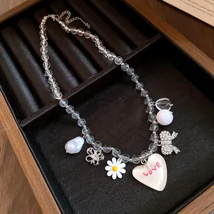 Vue détaillée d'un collier de perles doux de style coréen avec des breloques marguerites