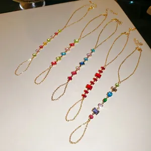 Bracelets de doigt géométriques élégants en zircon coloré avec chaîne dorée fine