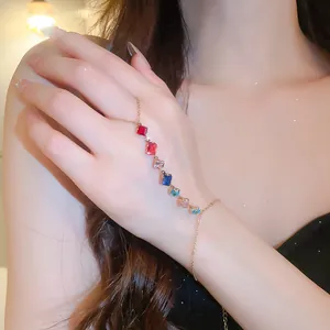Vue détaillée d'un bracelet bague doré orné de zircons cubiques colorés de coupe carrée