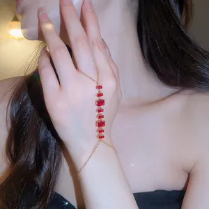 Bracelet bague intégré avec zircon rouge et chaîne dorée