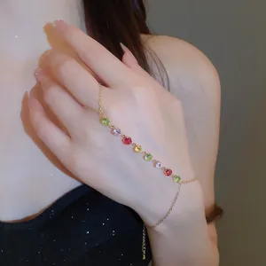 Vue détaillée d'un bracelet bague en or avec des zircons ronds de plusieurs couleurs.