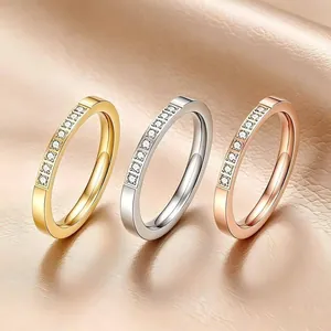 Vue détaillée de bagues empilables en zircon serties en or, argent et or rose