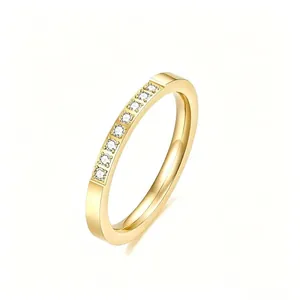 Bague élégante en acier inoxydable doré ornée de micro-pavé de pierres en zircone