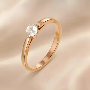 Vue détaillée d'une bague classique en acier inoxydable or rose avec un zircon solitaire brillant