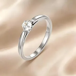Gros plan détaillé d'une bague minimaliste en acier inoxydable sertie d'un beau zircon rond
